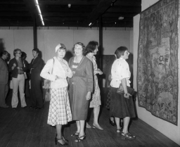 Rok 1976, w siedzibie muzeum, po przejściu na emeryturę;
10 IX, wernisaż wystawy „Tkanina artystyczna Cepelii”; z Igą Cembrzyńską (aktorką, żoną syna, Andrzeja Kondratiuka, reżysera)