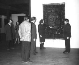 Rok 1976, w siedzibie muzeum;
wizyta Józefa Fajkowskiego (z prawej), wiceministra Kultury i Sztuki; w tle: kobierzec kirman z przedstawieniem Świętej Rodziny, Persja, 1902