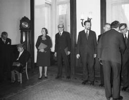 Rok 1975, siedziba Rady Narodowej m. Łodzi; 17 I, uroczystość wręczenia Nagrody Miasta Łodzi. Krystyna Kondratiukowa wśród nagrodzonych (od lewej): prof. dr Stanisław Cwynar, prof. dr Gryzelda Missalowa, Krystyna Kondratiukowa, Jan Huszcza.