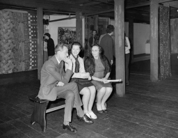 Rok 1972, w siedzibie muzeum;
20 V, wernisaż wystawy „Tkaniny łódzkiej Państwowej Wyższej Szkoły Sztuk Plastycznych”; z lewej artysta Zdzisław Głowacki (?)