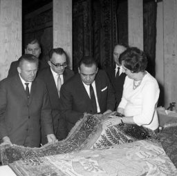 Rok 1968, w siedzibie muzeum;
4 IV, z delegacją oficjalną podczas ekspozycji „Wystawa pokonkursowa nowoczesnych wyrobów przemysłu lekkiego”; na pierwszym planie kobierce orientalne i kilim z muzealnej kolekcji