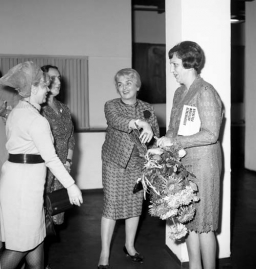 Rok 1967, w siedzibie muzeum; 9 X, wernisaż wystawy „Tkaniny dekoracyjne warszawskich artystów z pracowni doświadczalnej ZOW ZPAP”; z artystkami (od lewej): Krystyną Mieszkowską-Dalecką, Krystyną Brodzką-Piątkowską, Jadwigą Zaniewicką