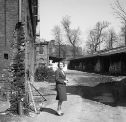Rok 1965, przed budynkiem „D”, obecnie Plac Żeliwny
