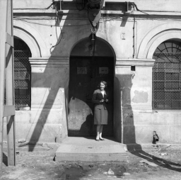 Rok 1965, na tle budynku „C”, od strony stawu