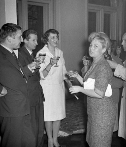 1963, Muzeum Sztuki, Łódź; 2 V, wernisaż wystawy „Wystawa tkanin dekoracyjnych łódzkich artystów plastyków”; (w białym kostiumie) K.Kondratiukowa, w towarzystwie artystów: (z lewej) Leszek Rózga i Zdzisław Głowacki, (z prawej) Krystyna Mieszkowska-Dalecka