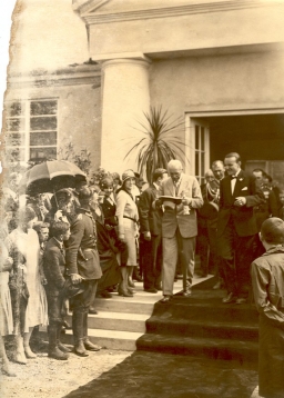 Fotografia z pobytu prezydenta RP Ignacego Mościckiego w Centralnej Doświadczalnej Stacji Jedwabniczej w Milanówku w dniu 1 czerwca 1930 