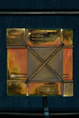 Trofeum "Złota Igła" (projektant Bogdan Wajberg, 2008) przyznawana przez muzeum autorowi najlepszej pracy na Ogólnopolskiej Wystawie Haftu Krzyżykowego Amatorów