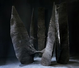 "Abakan trójczęściowy czarny"; Magdalena Abakanowicz, Warszawa, 1972