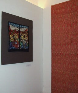 Anna Pawlak, makata ze sceną Nawiedzenia, 2000 (po lewo); Adam Nahlik, tkanina obiciowa metrażowa "Bolonia I" 1967 (po prawo)