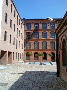 Rafał Sikora, "W słońcu". III nagroda w kat. "Architektura wraz z otoczeniem"