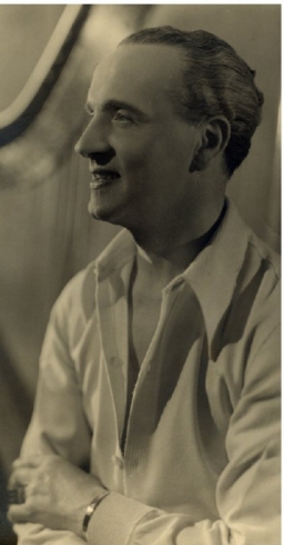 Antoni Cierplikowski w zaprojektowanej przez siebie koszuli, dom mody Lanvin (?), pocz. l. 30. XX w.; fot. Gilbert Boisgontier