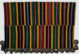 Nakrycie na łóżko - "pasiak"
<br/>rawskie<br>
M. Gwizdoń, 1951 r. 