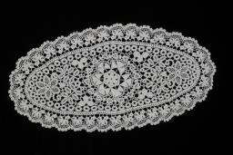 Halina Guzik, <br/>"Kwiatek bratka", serwetka, szydełko, 2008