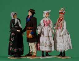 Lalki w strojach regionalnych<br/>wyk. Spółdzielnia im. St. Wyspiańskiego