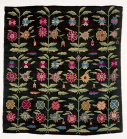 Kilim z motywami "kwitnących krzaczków", l. 20.-30. XX w. - Kopia pierwowzoru XIX-wiecznego. Kilim został wytkany prawdopodobnie we Lwowie, w Pracowni Ireny Petzoldówny.