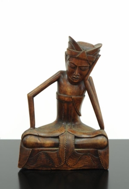 Anonimowy rzeźbiarz balijski, Medytujący Balijczyk, ok. 1930. Drewno sandałowe.